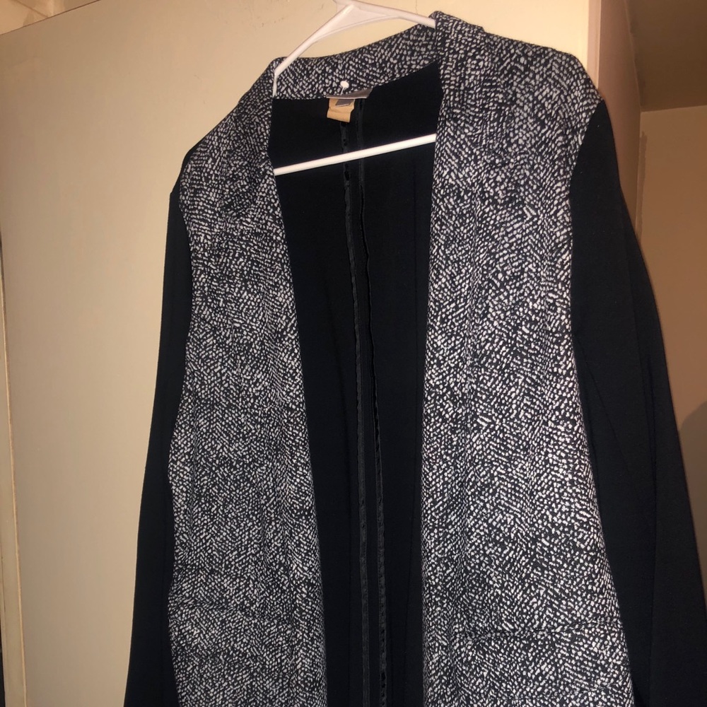 Women’s Black & White Size 14/16 Avenue Blazer!